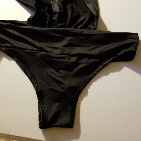 Just Arrived CROSSOVER BLACK SWIMWEAR BACKLESS - Picture 2 of 2